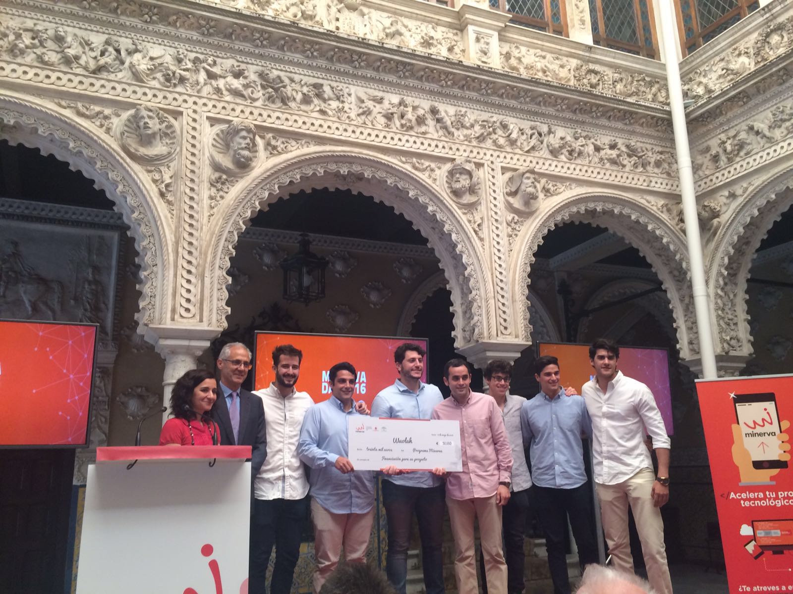Elías Atienza entrega Premios Minerva