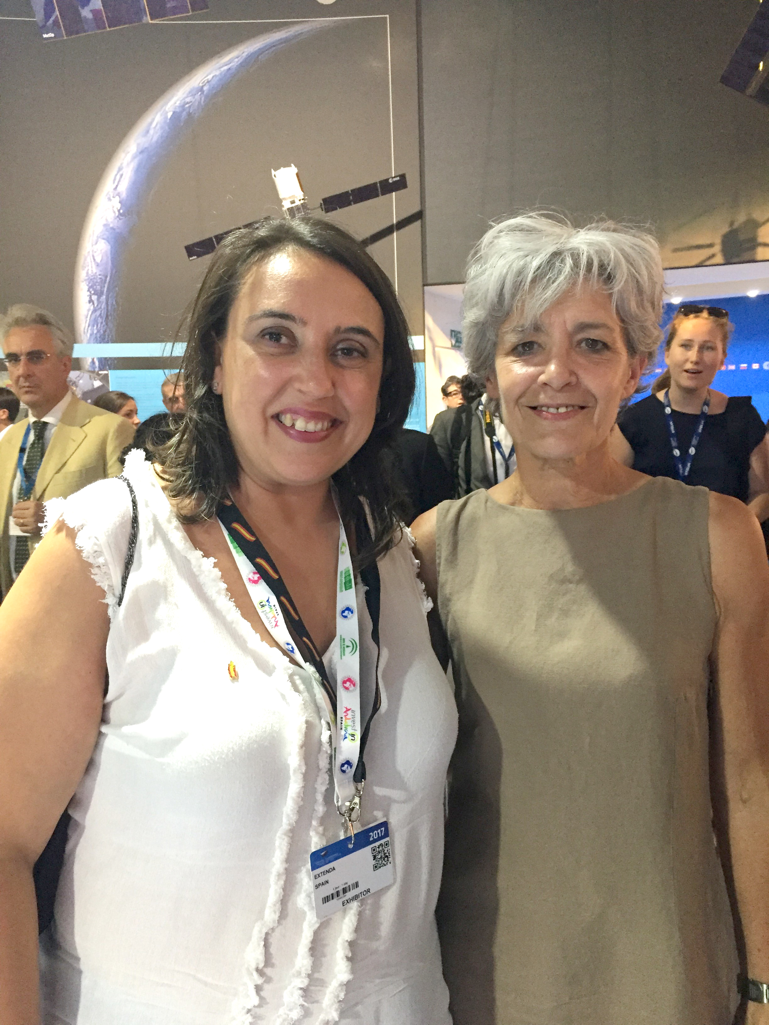 Silvia de los Santos con la astronauta Claudie Haignere