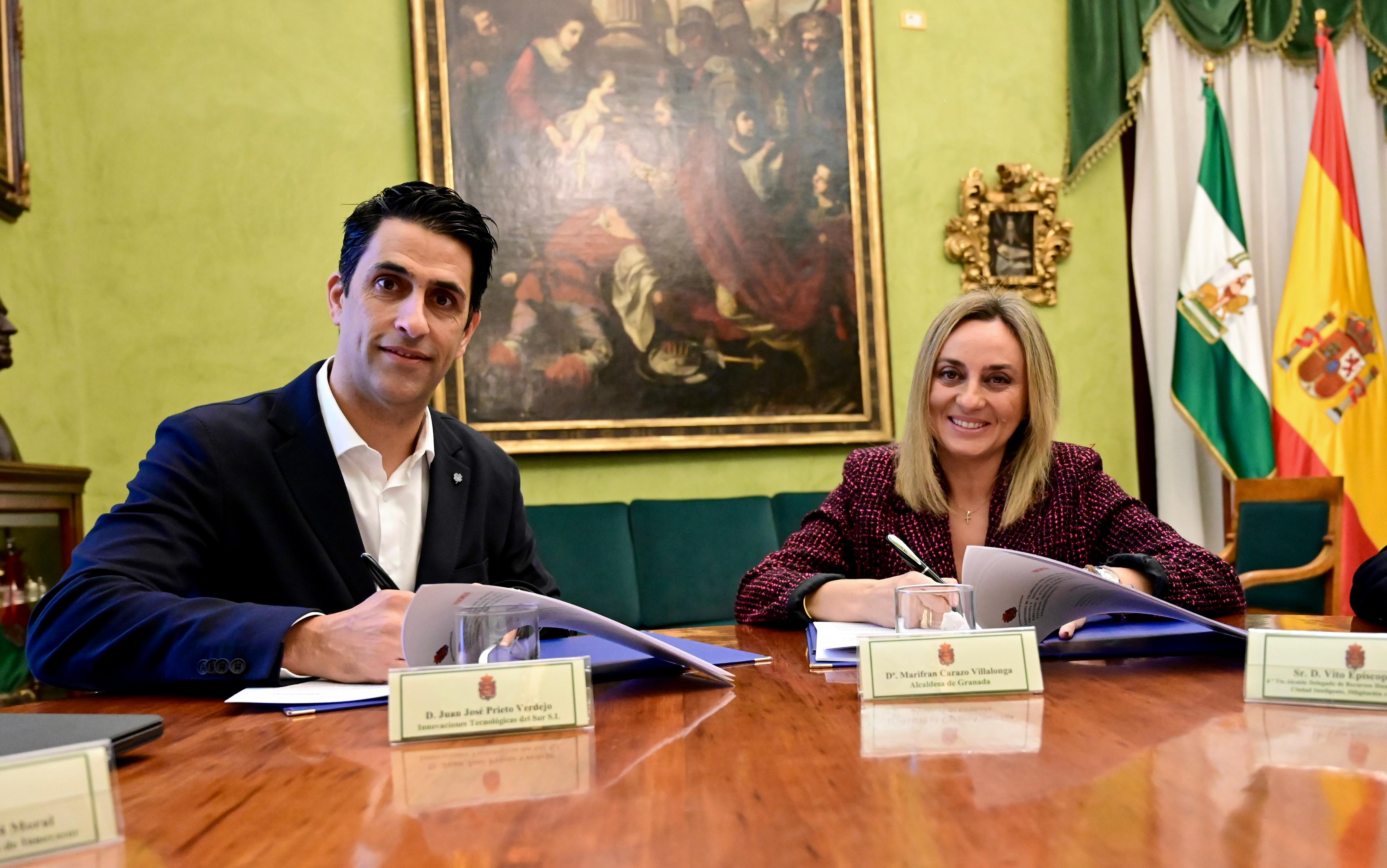 Foto firma de convenioAlcaldesa Gr_CEO Innovasur_NP