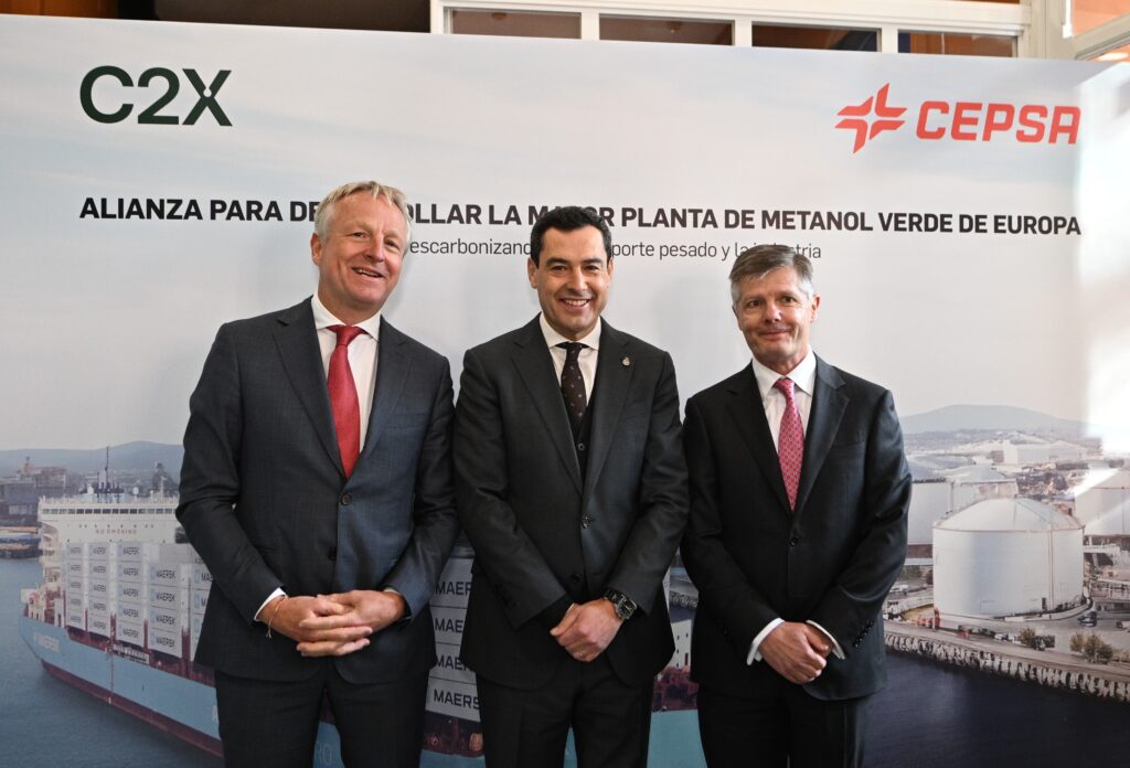 De izq a dcha Maarten Wetselaar, CEO de Cepsa, Juan Manuel Moreno Bonilla, presidente de la Junta de Andalucía, y Brian Davis, CEO de C2X