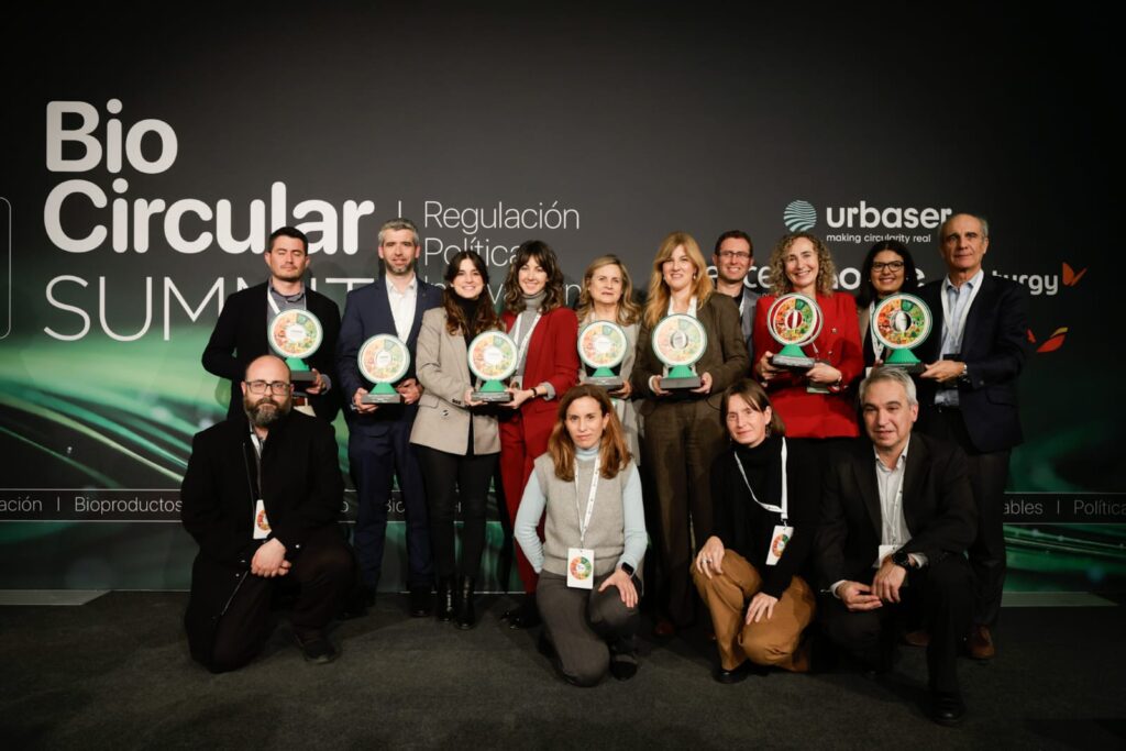 Finalización del proyecto ROBIN. Foto del premio recibido en BioCircular Summit
